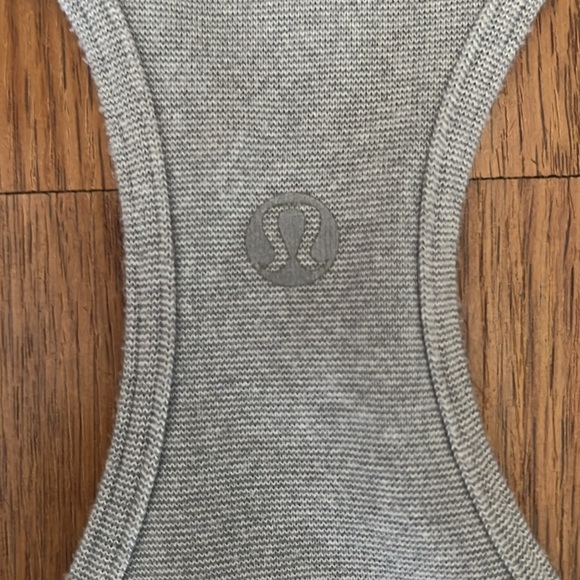 Lululemon Women’s Gray Razorback Tank Top Size 4 - Picture 4 of 6